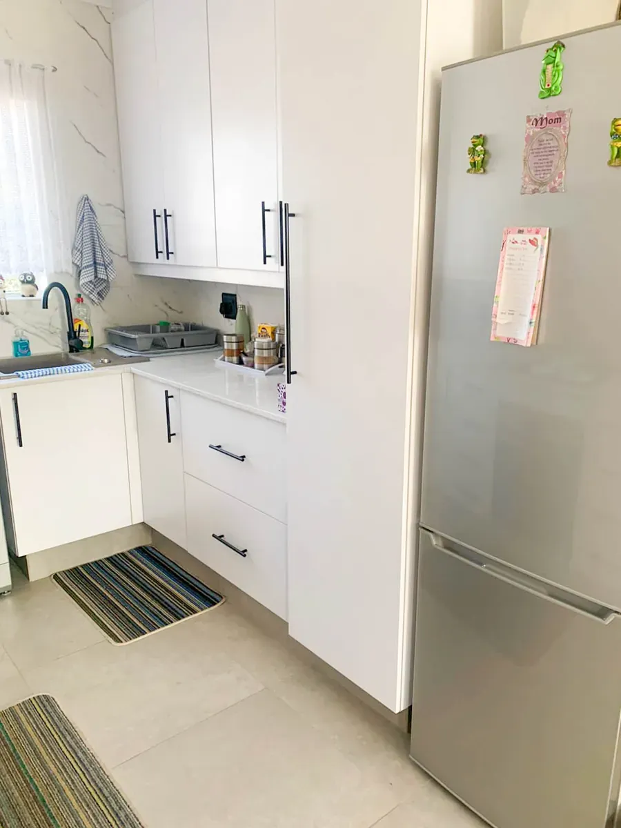 Modern white kitchen with black handles – Brackenhurst, Alberton