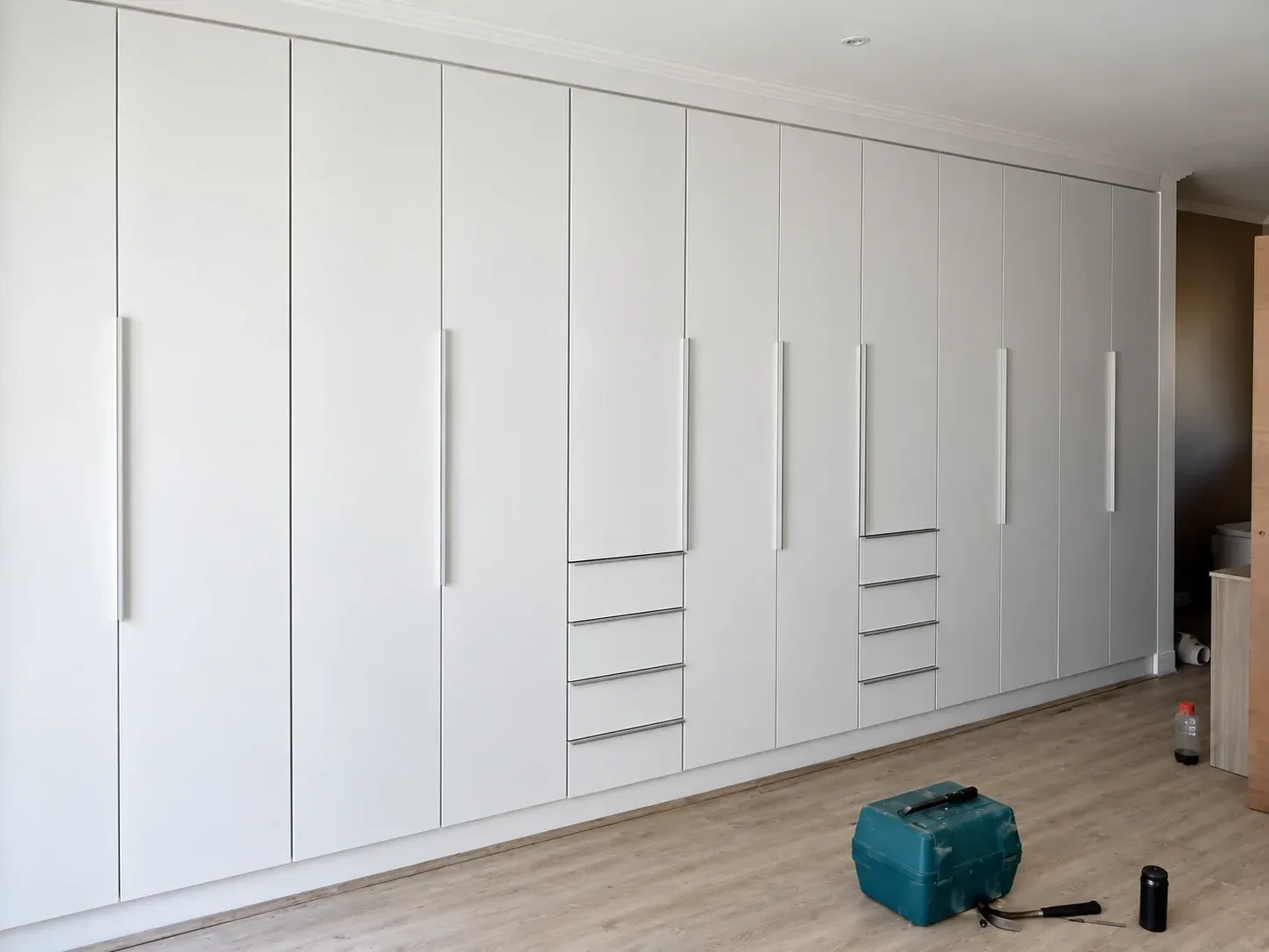 Built-in bedroom cupboards by Kitchen Design by Gilbert